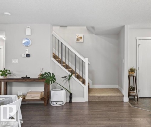 Two-tone staircase with wood-finish treads and white risers - 33 Durrand Bend, Fort Saskatchewan, AB 