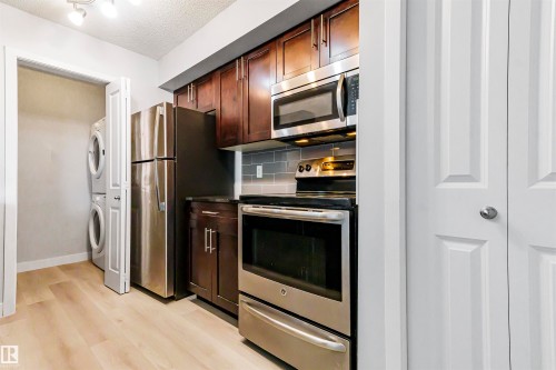 208 107 Watt Common, Edmonton, AB - Indoor Photo Showing Kitchen