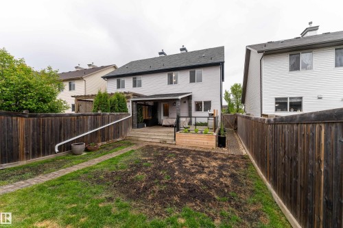 Expansive backyard featuring a multi-level deck, privacy fencing, and a built-in planter - 5964 South Terwillegar Boulevard, Edmonton, AB 