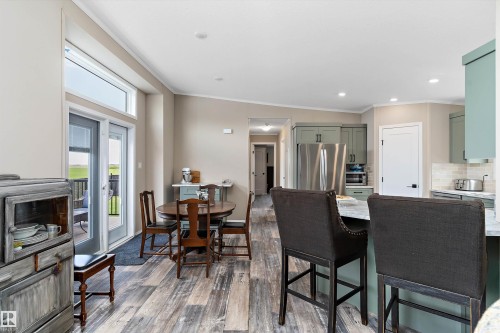 86 Meadowview Road, Morinville, AB - Indoor Photo Showing Dining Room