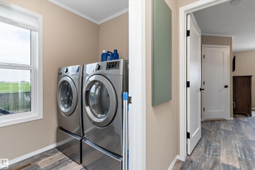 86 Meadowview Road, Morinville, AB - Indoor Photo Showing Laundry Room