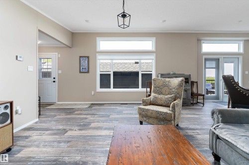 86 Meadowview Road, Morinville, AB - Indoor Photo Showing Living Room