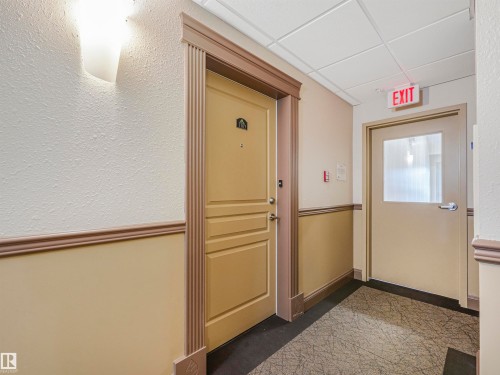 Hallway with textured wall finishes and two-tone paint - 1103 2 Augustine Crescent, Sherwood Park, AB 