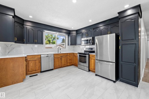 22 Huron Drive, Leduc, AB - Indoor Photo Showing Kitchen