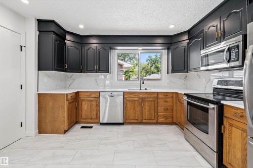22 Huron Drive, Leduc, AB - Indoor Photo Showing Kitchen