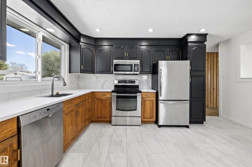 22 Huron Drive, Leduc, AB - Indoor Photo Showing Kitchen