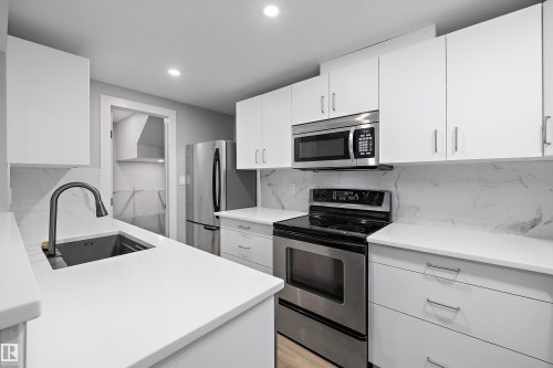 22 Huron Drive, Leduc, AB - Indoor Photo Showing Kitchen