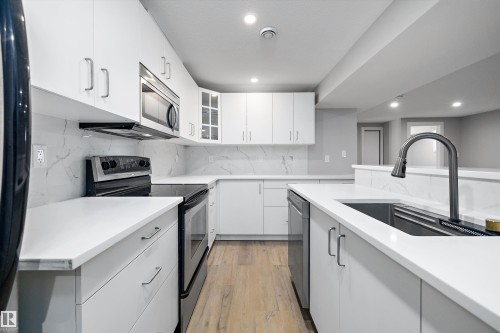 22 Huron Drive, Leduc, AB - Indoor Photo Showing Kitchen With Upgraded Kitchen