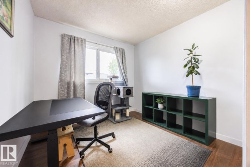 Neutral wall finishes complement the wood-finish flooring - 17932 93 Avenue, Edmonton, AB 