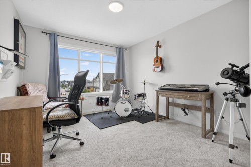 Neutral wall paint finish with light-colored carpet flooring - 22836 94 Avenue, Edmonton, AB 