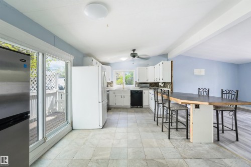 6 Hillcrest Drive, Edmonton, AB - Indoor Photo Showing Kitchen