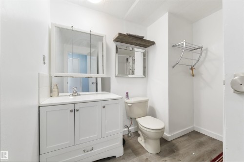 6 Hillcrest Drive, Edmonton, AB - Indoor Photo Showing Bathroom
