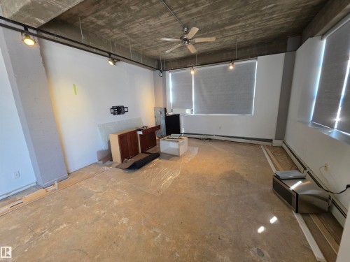 Edmonton, AB - Indoor Photo Showing Garage