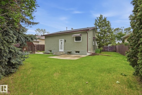 Expansive green lawn with mature trees and a privacy fence - 1008 61 Street, Edmonton, AB 