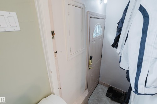 Entry door with an arched decorative glass insert and a smart lock system - 11158 65 Street, Edmonton, AB 