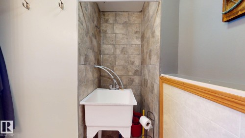 4809 Mackenzie Ave, Drayton Valley, AB - Indoor Photo Showing Laundry Room