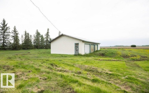 White-sided outbuilding featuring a sloped roof and multiple bays - 2021 Twp Rd 604, Rural Westlock County, AB 