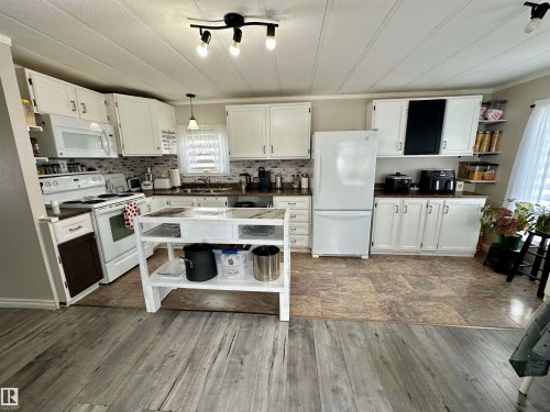 13 4405 50 Avenue, Cold Lake, AB - Indoor Photo Showing Kitchen