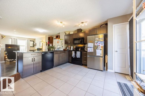 19 1030 Chappelle Boulevard, Edmonton, AB - Indoor Photo Showing Kitchen