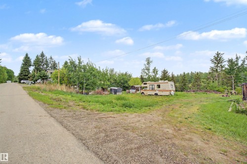 Expansive open lot with a mix of mature trees and open grassy areas - 337 Smith Crescent, Rural Parkland County, AB 
