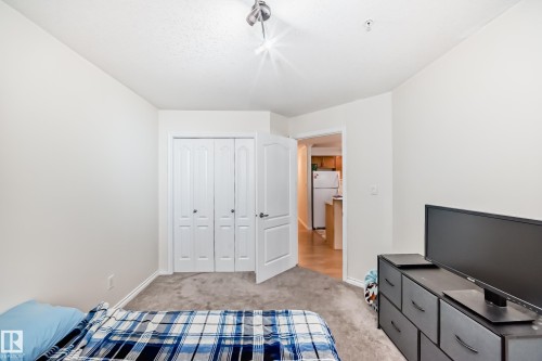 Neutral wall finishes complement the grey carpet flooring - 214 9938 104 Street, Edmonton, AB 