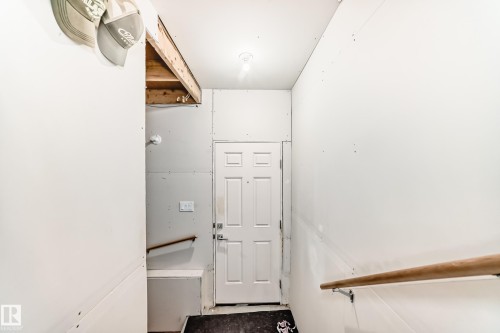 Image quality insufficient for description - 589 Boulder Wynd, Leduc, AB - Indoor Photo Showing Other Room