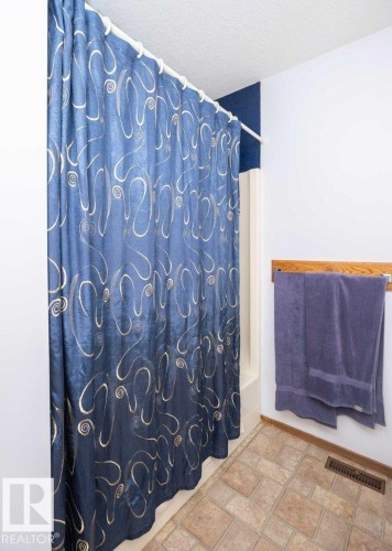 Tub/shower combination featuring a tiled surround and light-toned flooring - 57532 Rg Rd 270, Rural Westlock County, AB 