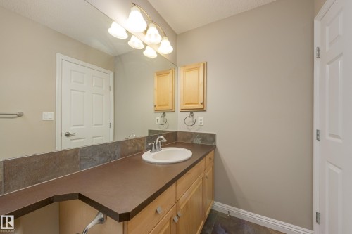 2426 Hagen Way, Edmonton, AB - Indoor Photo Showing Bathroom