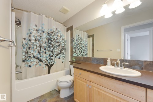 2426 Hagen Way, Edmonton, AB - Indoor Photo Showing Bathroom