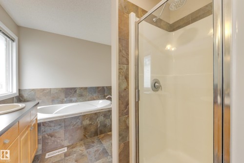 2426 Hagen Way, Edmonton, AB - Indoor Photo Showing Bathroom