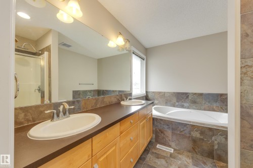 2426 Hagen Way, Edmonton, AB - Indoor Photo Showing Bathroom
