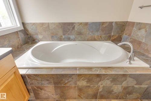 2426 Hagen Way, Edmonton, AB - Indoor Photo Showing Bathroom