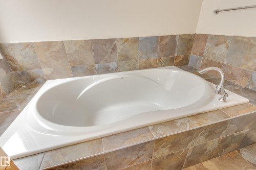 2426 Hagen Way, Edmonton, AB - Indoor Photo Showing Bathroom
