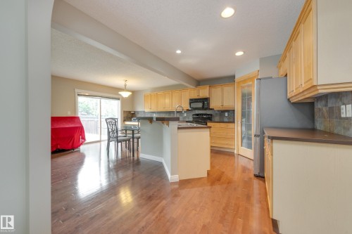 2426 Hagen Way, Edmonton, AB - Indoor Photo Showing Kitchen