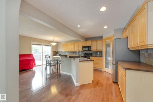 2426 Hagen Way, Edmonton, AB - Indoor Photo Showing Kitchen
