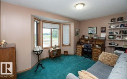 Bay window with wood-finish trim and blinds - 