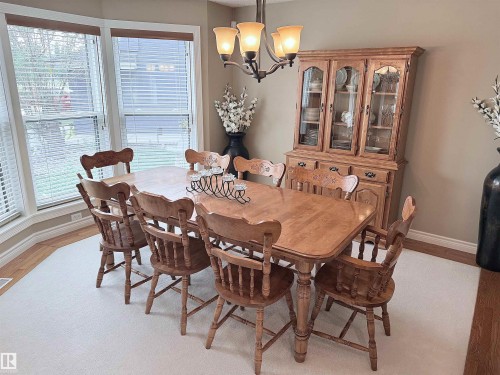 Dining area featuring a prominent bay window, neutral wall tones, and recessed lighting - 915 Picard Drive Nw, Edmonton, AB 