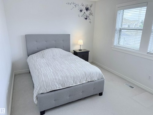 Room featuring neutral-toned carpeting and white wall finishes - 915 Picard Drive Nw, Edmonton, AB 