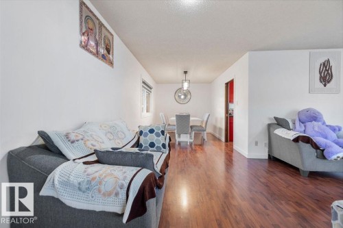 Spacious interior featuring wood-finish flooring throughout - 712 Lee Ridge Road, Edmonton, AB 