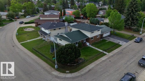 Corner lot property featuring a multi-level design with a double garage - 712 Lee Ridge Road, Edmonton, AB 
