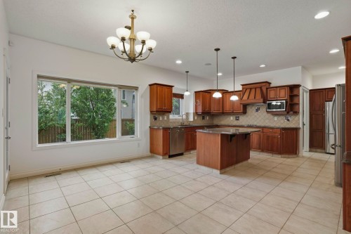 926 Hollingsworth Bend, Edmonton, AB 