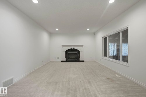 926 Hollingsworth Bend, Edmonton, AB 