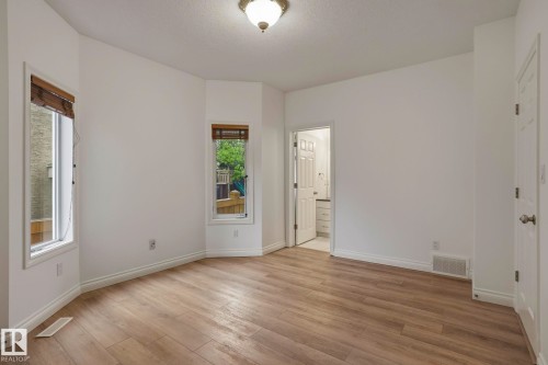 926 Hollingsworth Bend, Edmonton, AB 