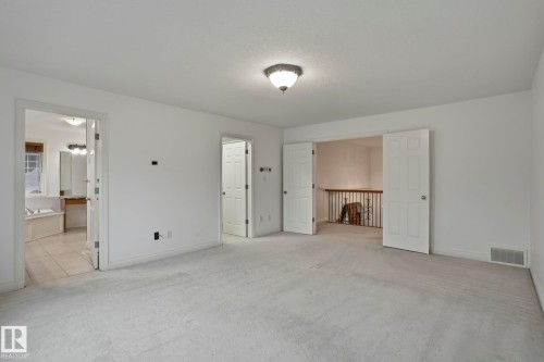926 Hollingsworth Bend, Edmonton, AB 