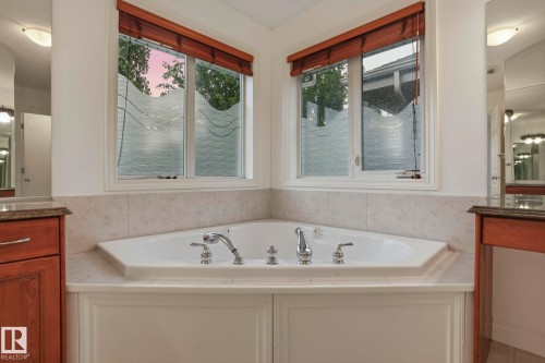 926 Hollingsworth Bend, Edmonton, AB 