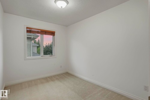 926 Hollingsworth Bend, Edmonton, AB 