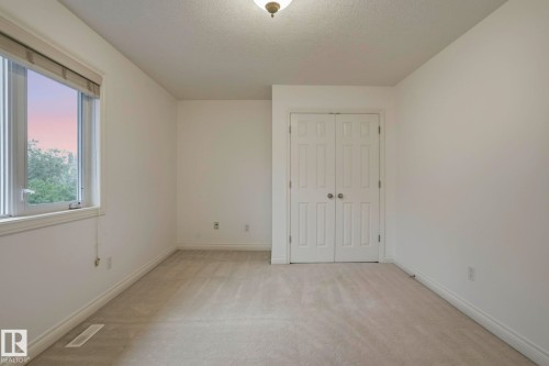 926 Hollingsworth Bend, Edmonton, AB 