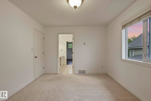 926 Hollingsworth Bend, Edmonton, AB 