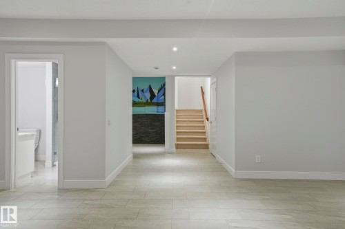 926 Hollingsworth Bend, Edmonton, AB 