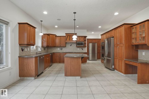 926 Hollingsworth Bend, Edmonton, AB 